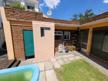 Excelente Chalet de estilo Californiano con Cochera, Patio, Quincho y Piscina.