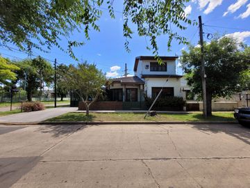 Excelente Chalet de estilo Californiano con Cochera, Patio, Quincho y Piscina.