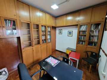 Excelente Chalet de estilo Californiano con Cochera, Patio, Quincho y Piscina.