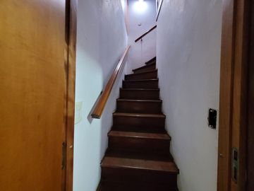 Excelente Chalet de estilo Californiano con Cochera, Patio, Quincho y Piscina.