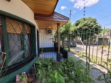 Excelente Chalet de estilo Californiano con Cochera, Patio, Quincho y Piscina.
