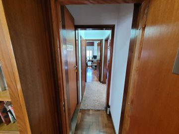 Excelente Chalet de estilo Californiano con Cochera, Patio, Quincho y Piscina.
