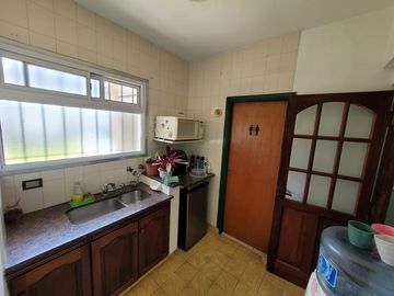 Excelente Chalet de estilo Californiano con Cochera, Patio, Quincho y Piscina.