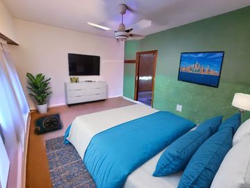 Excelente Chalet de estilo Californiano con Cochera, Patio, Quincho y Piscina.