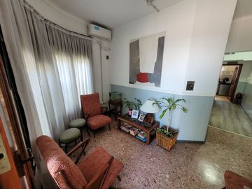 Excelente Chalet de estilo Californiano con Cochera, Patio, Quincho y Piscina.