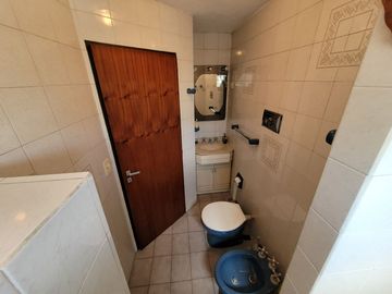 Excelente Chalet de estilo Californiano con Cochera, Patio, Quincho y Piscina.
