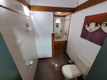 Excelente Chalet de estilo Californiano con Cochera, Patio, Quincho y Piscina.