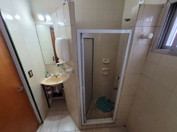 Excelente Chalet de estilo Californiano con Cochera, Patio, Quincho y Piscina.