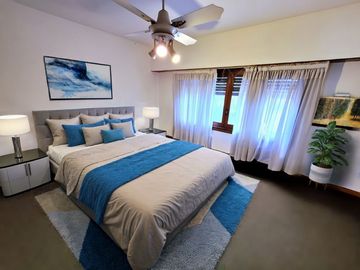 Excelente Chalet de estilo Californiano con Cochera, Patio, Quincho y Piscina.