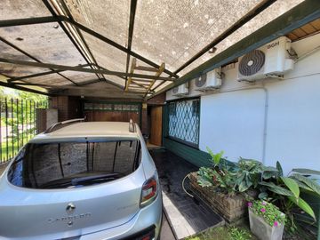 Excelente Chalet de estilo Californiano con Cochera, Patio, Quincho y Piscina.