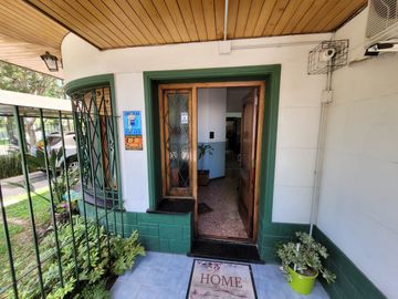 Excelente Chalet de estilo Californiano con Cochera, Patio, Quincho y Piscina.