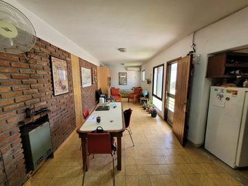 Excelente Chalet de estilo Californiano con Cochera, Patio, Quincho y Piscina.