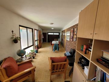 Excelente Chalet de estilo Californiano con Cochera, Patio, Quincho y Piscina.