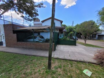Excelente Chalet de estilo Californiano con Cochera, Patio, Quincho y Piscina.