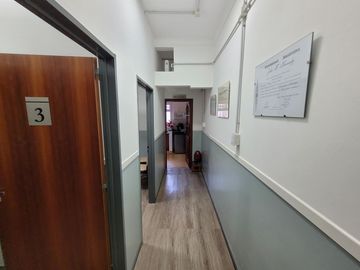 Excelente Chalet de estilo Californiano con Cochera, Patio, Quincho y Piscina.