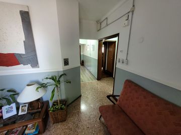 Excelente Chalet de estilo Californiano con Cochera, Patio, Quincho y Piscina.