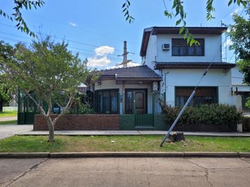 Excelente Chalet de estilo Californiano con Cochera, Patio, Quincho y Piscina.