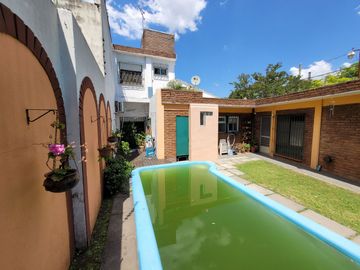 Excelente Chalet de estilo Californiano con Cochera, Patio, Quincho y Piscina.