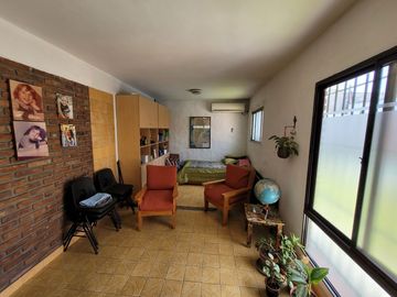 Excelente Chalet de estilo Californiano con Cochera, Patio, Quincho y Piscina.
