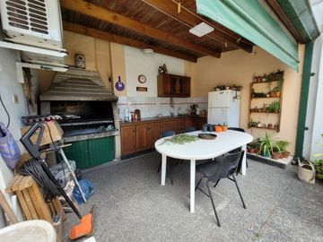 Excelente Chalet de estilo Californiano con Cochera, Patio, Quincho y Piscina.