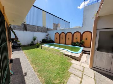 Excelente Chalet de estilo Californiano con Cochera, Patio, Quincho y Piscina.