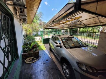 Excelente Chalet de estilo Californiano con Cochera, Patio, Quincho y Piscina.