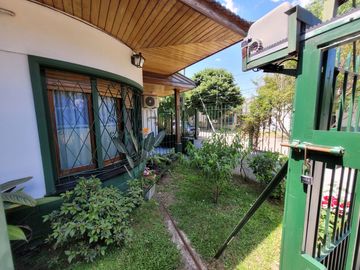 Excelente Chalet de estilo Californiano con Cochera, Patio, Quincho y Piscina.