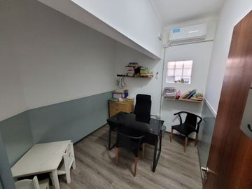 Excelente Chalet de estilo Californiano con Cochera, Patio, Quincho y Piscina.
