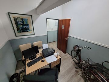 Excelente Chalet de estilo Californiano con Cochera, Patio, Quincho y Piscina.