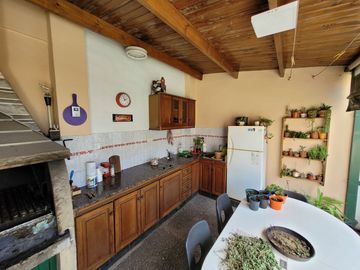 Excelente Chalet de estilo Californiano con Cochera, Patio, Quincho y Piscina.