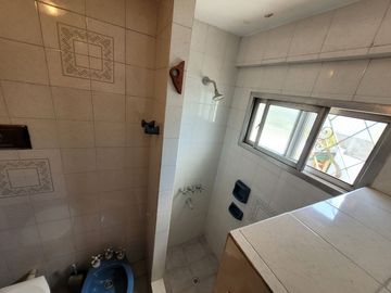Excelente Chalet de estilo Californiano con Cochera, Patio, Quincho y Piscina.