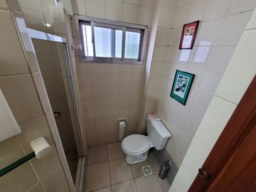 Excelente Chalet de estilo Californiano con Cochera, Patio, Quincho y Piscina.