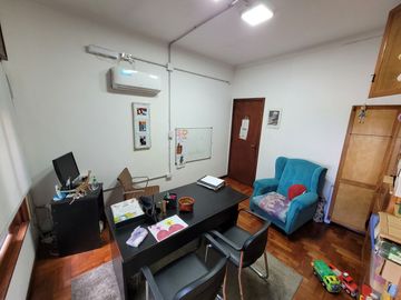 Excelente Chalet de estilo Californiano con Cochera, Patio, Quincho y Piscina.