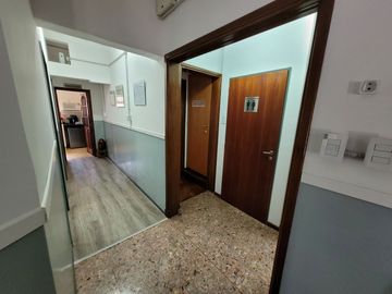 Excelente Chalet de estilo Californiano con Cochera, Patio, Quincho y Piscina.