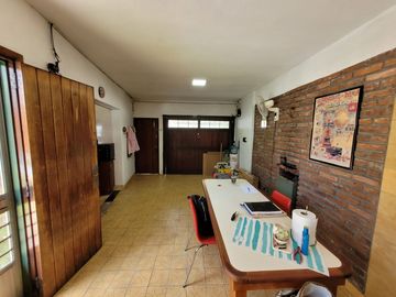 Excelente Chalet de estilo Californiano con Cochera, Patio, Quincho y Piscina.