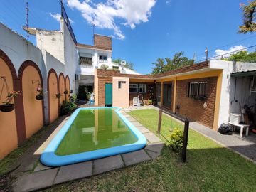 Excelente Chalet de estilo Californiano con Cochera, Patio, Quincho y Piscina.