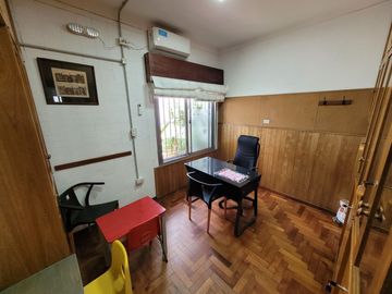 Excelente Chalet de estilo Californiano con Cochera, Patio, Quincho y Piscina.