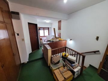 Excelente Chalet de estilo Californiano con Cochera, Patio, Quincho y Piscina.