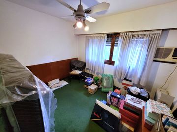 Excelente Chalet de estilo Californiano con Cochera, Patio, Quincho y Piscina.