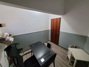 Excelente Chalet de estilo Californiano con Cochera, Patio, Quincho y Piscina.