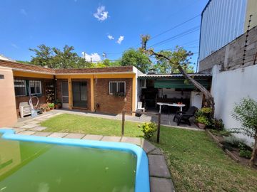 Excelente Chalet de estilo Californiano con Cochera, Patio, Quincho y Piscina.