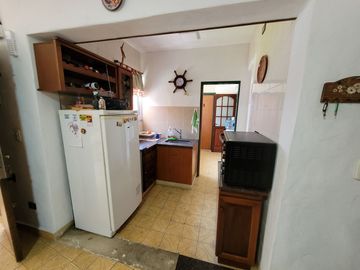 Excelente Chalet de estilo Californiano con Cochera, Patio, Quincho y Piscina.