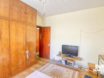 Casa multifamiliar con dos locales - San Isidro