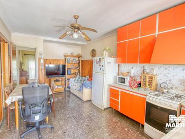 Casa multifamiliar con dos locales - San Isidro