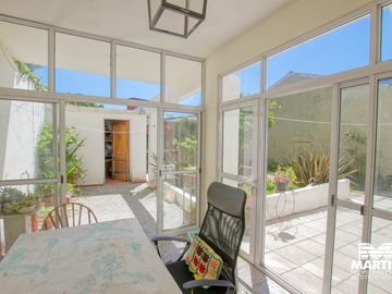 Casa multifamiliar con dos locales - San Isidro