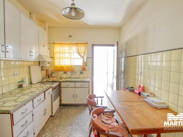 Casa multifamiliar con dos locales - San Isidro