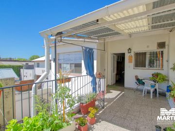 Casa multifamiliar con dos locales - San Isidro