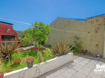 Casa multifamiliar con dos locales - San Isidro