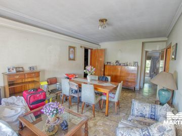 Casa multifamiliar con dos locales - San Isidro