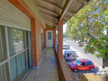 Casa multifamiliar con dos locales - San Isidro